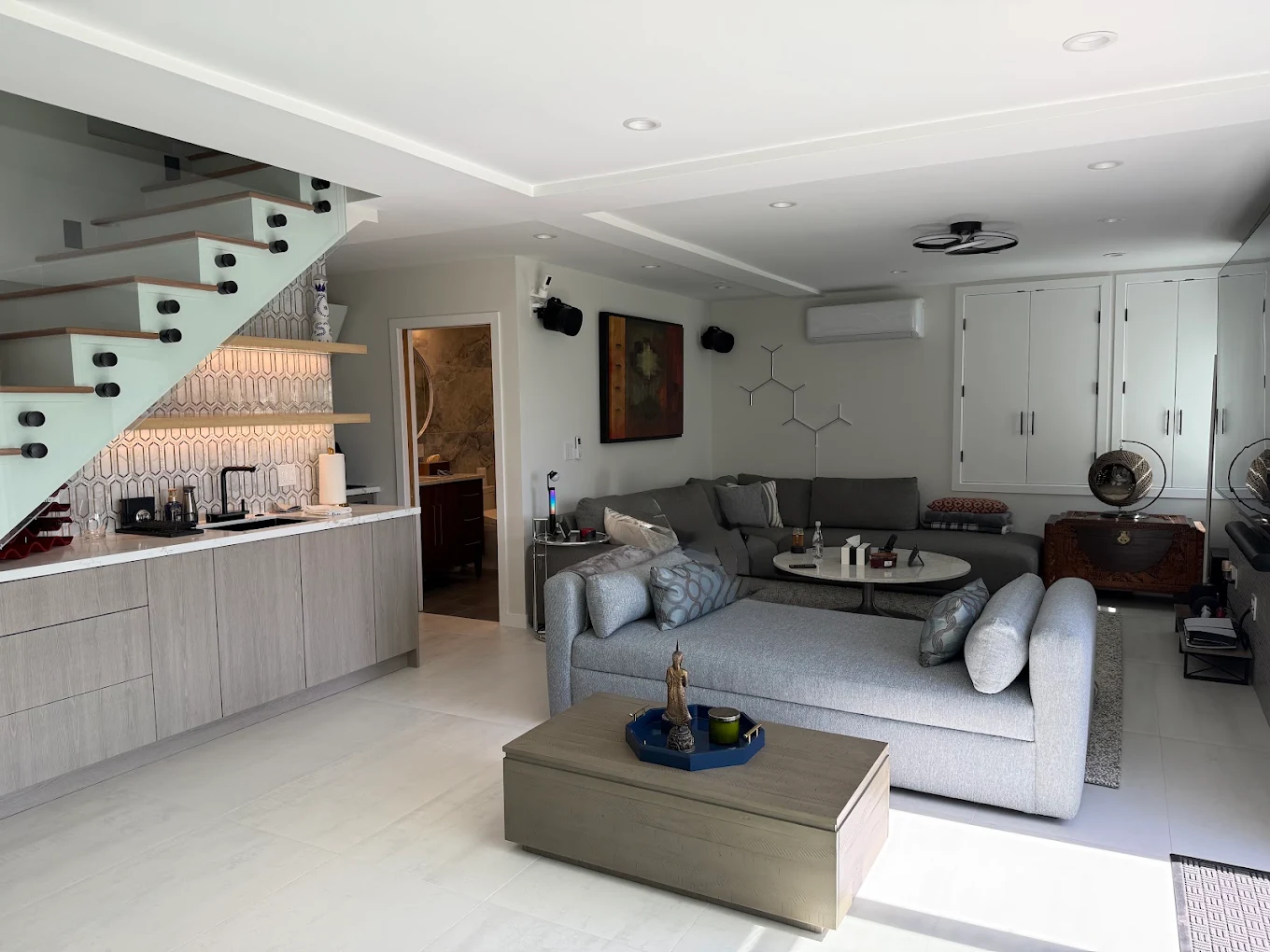 Remodeled living space with custom wet bar by Chinchilla Construction